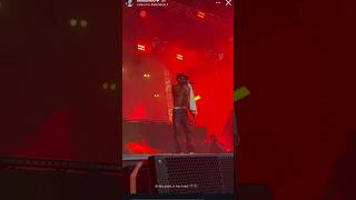 Wizkid on stage, DJ Tunez in the backgroundk, the guitars, the backing vocalist