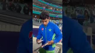 naseem shah giving autograph to fan #naseemshah #cricketshorts