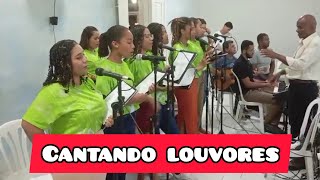 CORAL CANARINHO DE CRISTO CANTANDO NA MISSA - PARÓQUIA DE ARACI