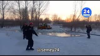 🔹️Погрузчик застрял во льдах в Семее