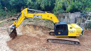 Escavadeira hidráulica na beira d"agua (Hydraulic excavator at the water's edge)