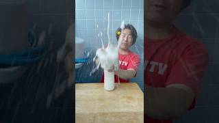 [今日の実験]お酢と重曹で風船を爆発させよう！【Inflate a balloon with vinegar and baking soda!】#short