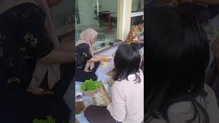 Makan sayur bersama teman teman