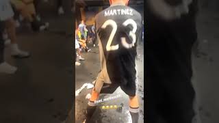 EL DIBU MARTÍNEZ BAILANDO 😅