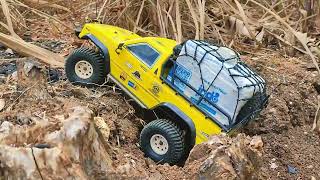 Pickup truck carrying full load of goods through extreme ravine, rc car mudding 51