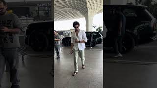 #KartikAaryan snapped casually at Mumbai Airport 🖤✨😎