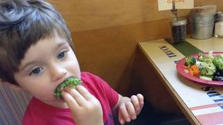 Niños pequeños comiendo verduras crudas