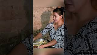 Las esposas #salvadoreñas desde madrugada preparandole la comida a los esposos para su trabajo 🥰