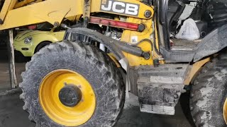 Экскаватор JCB. Срезало болты на подушке двигателя. Высверливаем, ставим новые болты.