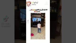 تقلد البنت الي في التلفزيون😂😂💔