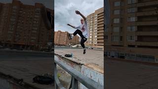 ПРЫГАЮ ПАРКУР И САЛЬТО НА УЛИЦЕ 🐒 #parkour #pkfr #nikifilini #freerunning