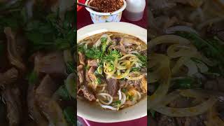 Bún bò vỉa hè Sài Gòn siêu ngon || Dạo cùng Nghi #vlog #saigon #motovlog #food #streetfood #shorts