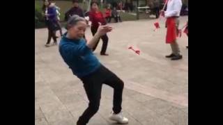 චීන  ආච්චි ගත්ත අතල් එක  බලපල්ලා Chinese Grandma's Dance