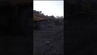 Excavator Cat 6015 vs Komatsu HD785-7 #excavator #komatsu #cat #6015 #hd785 #anaktambang #batubara