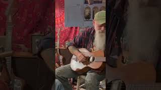 Seasick Steve's famous serenade! #guitar #shorts #acousticmusic  @Seasicksteveofficial