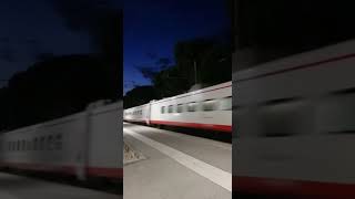 Treno in transito alla stazione di Bellaria