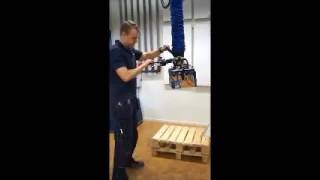 Vacuum lifter handling multiple six-packs of beer