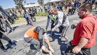 Australia, anti racism protesters clash in Melton