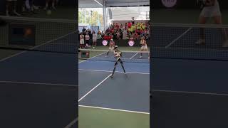 un robot jugando pickleball con humanos, quien crees gane? #shorts #robots