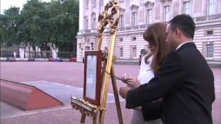 Royal baby bulletin displayed at palace