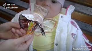 Bebek İlk Dondurmasını Yeyir.  Funny Baby Eating İce Cream For First Time Whatsapp üçün statuslar.