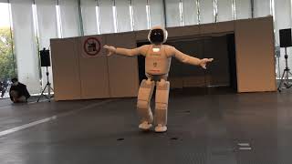 Робот-андроид Asimo (アシモ), музей Мирайкан, Токио.