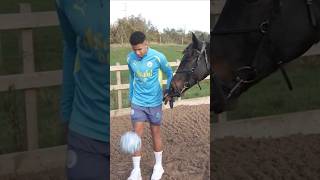 SAVINHO doing KICK-UPS with a HORSE 🙃 #shorts #football #soccer