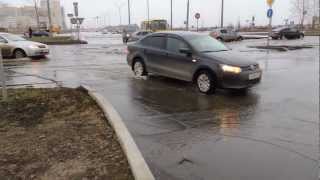 Перекресток пр. Яшлек с Московским затопило - гояют воду трактором