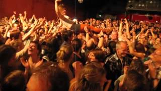 WALLIS BIRD CROWDSURFING