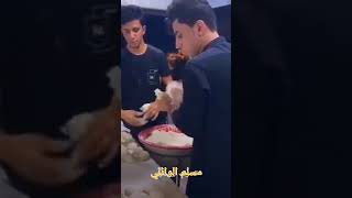 ستوريات انستا  ♕ الملا مسلم الوائلي يخدم الزوار 💕 طلع خباز الملا 🤗