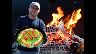 Grünkohl mit Kassler, Mettwurst und Bratwurst - ein Wintergericht Nr.1 in Deutschland. Dutch Oven