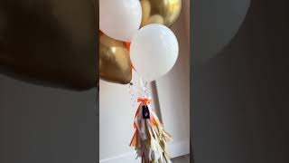 2 fountains of gold and orange balloons with garland tassels - Воздушные шарики с гелием