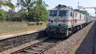 CLASH OF TITANS | 12051 Jan Shatabdi Express crosses 12431 Thiruvananthapuram Rajdhani Express