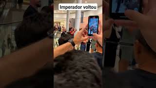 Imperador Adriano da um rolê em shopping da Barra no RJ e causa alvoroço geral