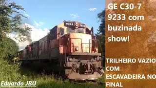 Trilheiro vazio com dupla de GE C30-7 líder com buzinada show e retroescavadeira no final