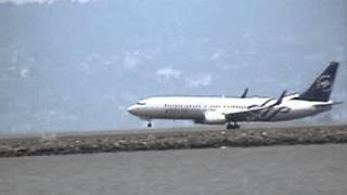 United 757-200 takeoff and Delta 737-800 (Skyteam) landing at KSFO