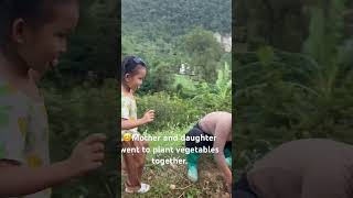 Mother and daughter went to plant vegetables together.