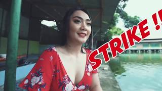 CEWEK SEKSI MANCING IKAN DI KOLAM