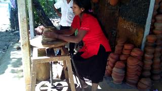 Fabrication de poterie artisanale au Sri Lanka