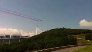 VIADUC de MILLAU : SURVOL par la PATROUILLE de FRANCE 🇫🇷 ! [HD]