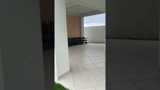 cliente mostrando piscina y kioskos de nuevo proyecto.