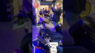 R15 preta lançamento da Yamaha