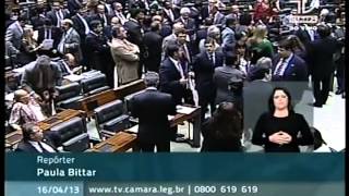 Índios invadem o plenário e botam deputados para correr.