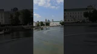 Моторная лодка на городском пруду в Екатеринбурге под песню гипнотерапевта