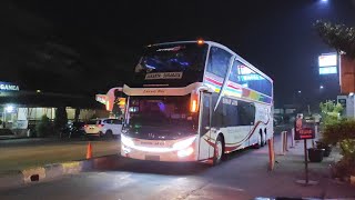 Bus Malam di Rest Area Km 62 Tol Jakarta - Cikampek