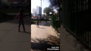 Niña se cae en patines