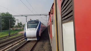 VANDE BHARAT EXPRESS OVERTAKE KSR BENGALURU EXPRESS AT VASAD