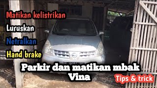 parkir dan mematikan mesin dengan baik