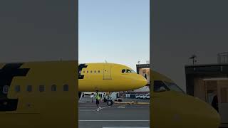 Airbus A320 at the gate waiting for pushback #shorts #aviation #airplanes #airbus #airbusa320