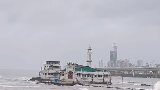 Hightide in mumbai, Haji ali dargah, heavy rainfall #shorts #viral #hajiali #hightide #mumbai #rain